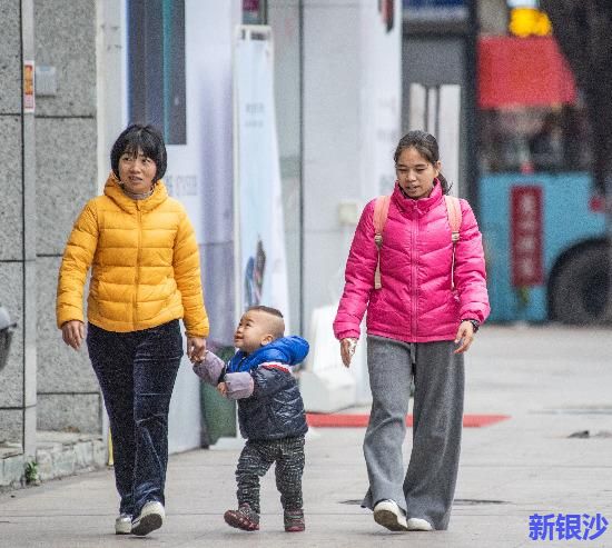 近期湛江多阴雨 气温降多穿衣