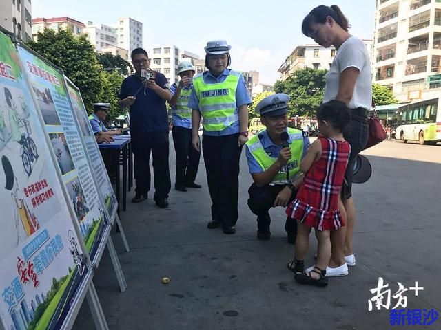 节日期间不忘安全宣传，湛江交警走进农村客运站开展直播