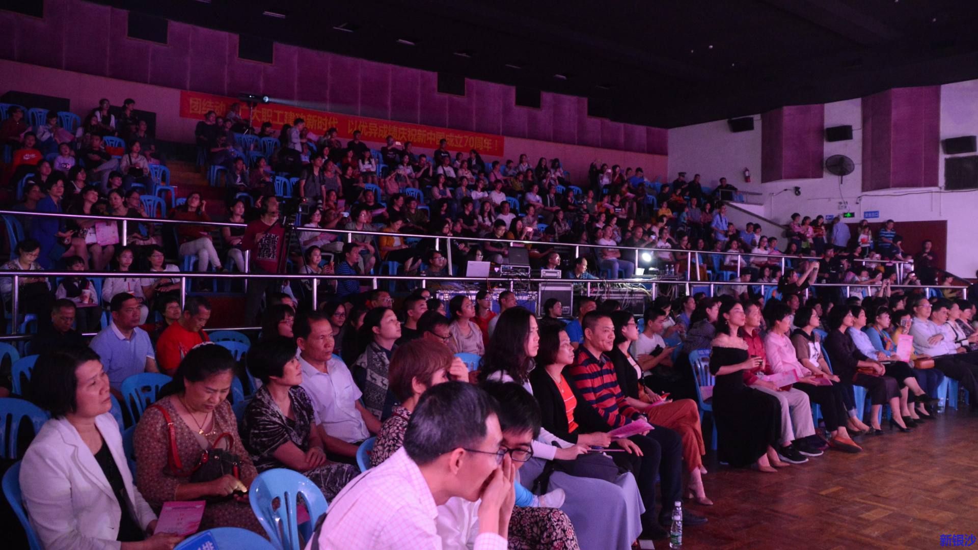 昨晚这场特殊的春天约会吸引500多名女性围观