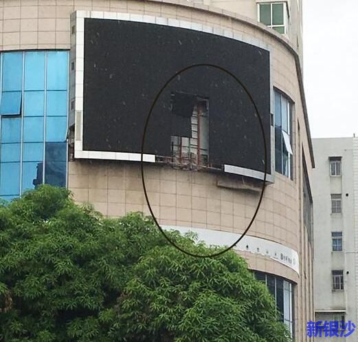 遂溪遂城室外LED屏摇摇欲坠