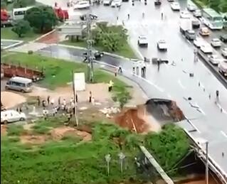 湛江交警温馨提示：325国道南亚郦都路口往遂溪方向路面出现塌陷，正在进行紧急抢修，望途经此路段司机自觉服从现场交警指挥疏导，或提前更改行进路线。