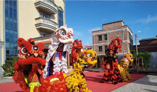 遂溪龙湾龙狮艺术团今天启程赴美争霸国际狮王大赛