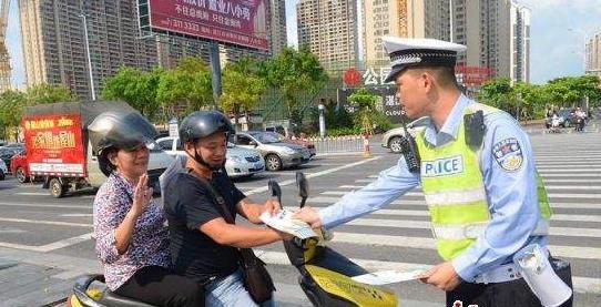 广东省第二个“文明礼让日”，湛江宣传礼让斑马线