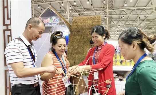 开展首日 遂溪龙湾龙狮团连演五场