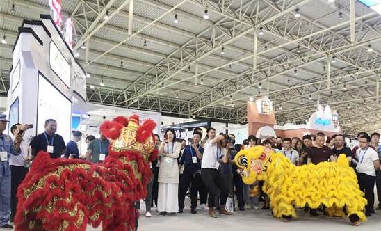 开展首日 遂溪龙湾龙狮团连演五场