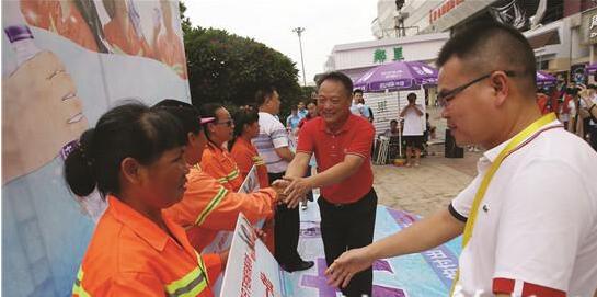 广东湛江：“一瓶水接力”公益行动致敬高温工作者