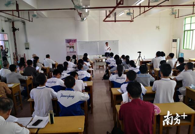 诗社名家开讲文友跃跃欲试，湛江市二中诗社讲坛开课受青睐