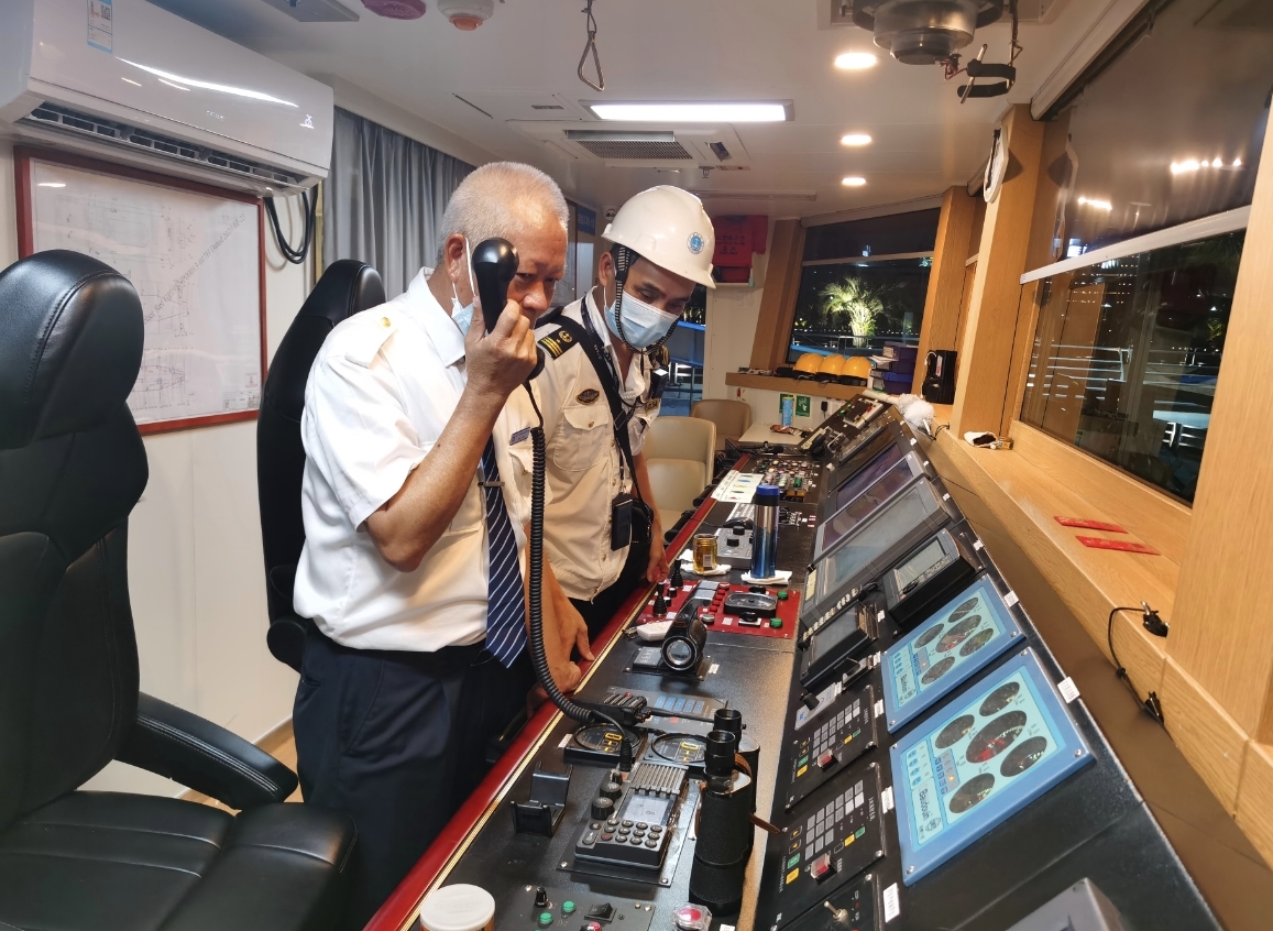 湛江湾首条海上夜游航线开通