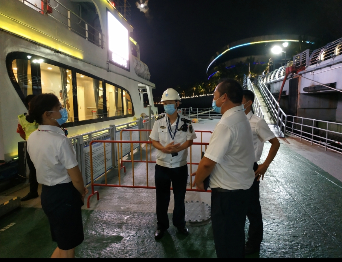 湛江湾首条海上夜游航线开通