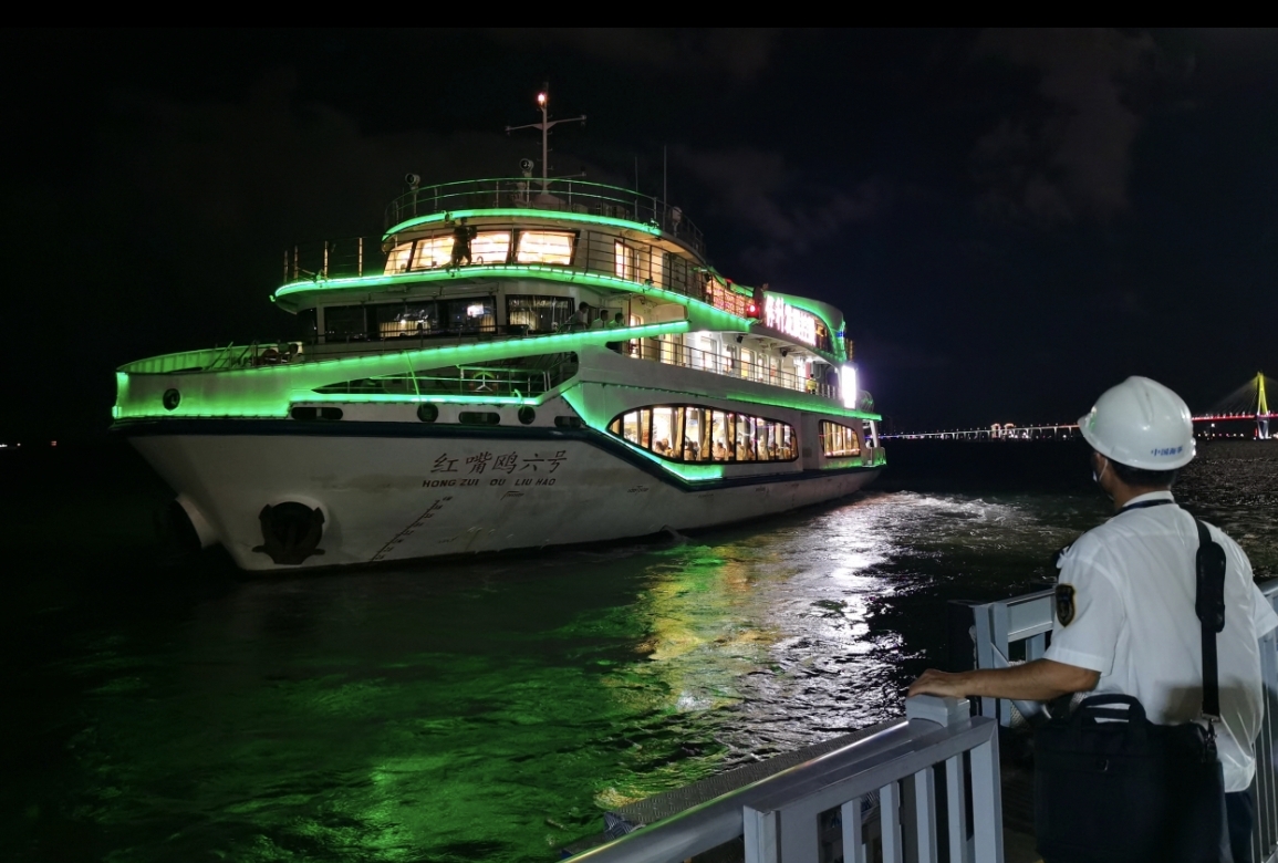 湛江湾首条海上夜游航线开通
