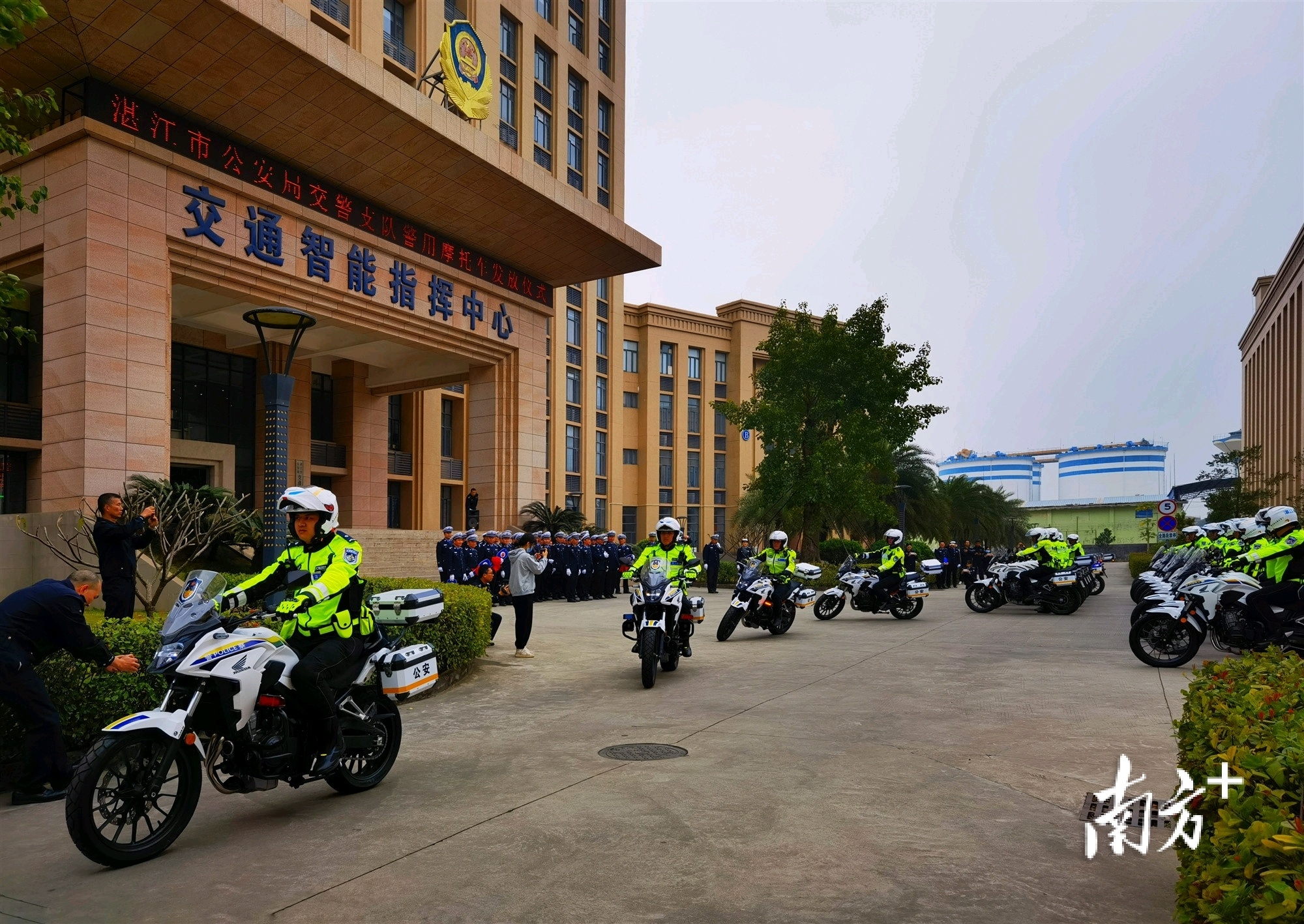 湛江交警支队发放49辆警用摩托车保春运守安全