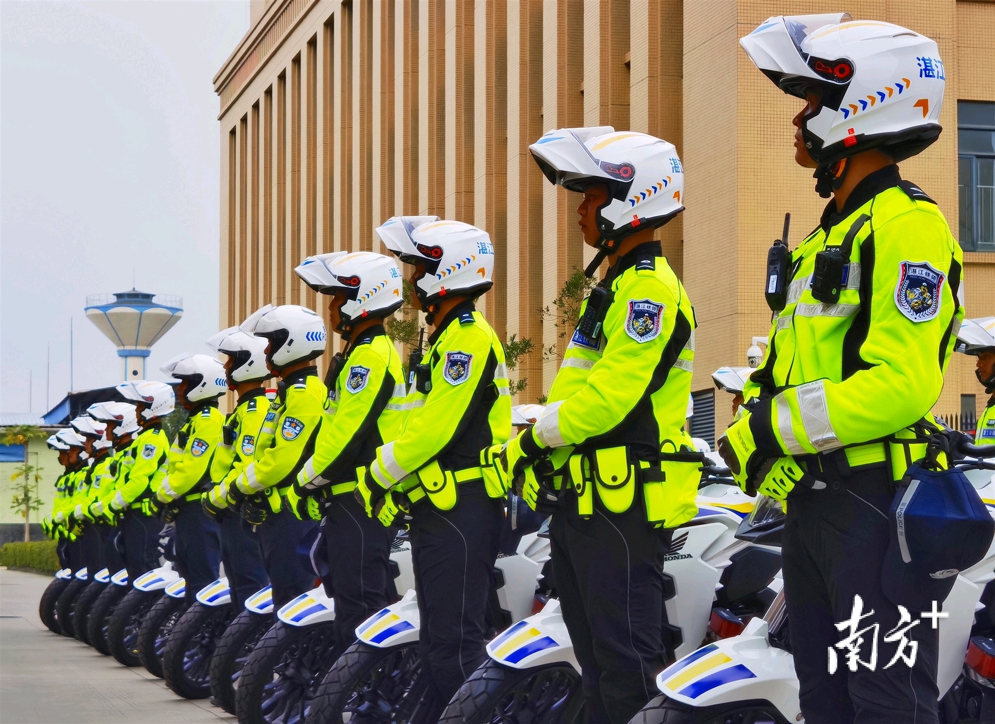湛江交警支队发放49辆警用摩托车保春运守安全